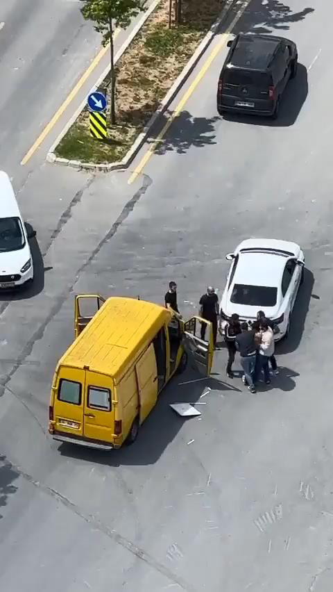 Yol verme kavgası kameralara yansıdı