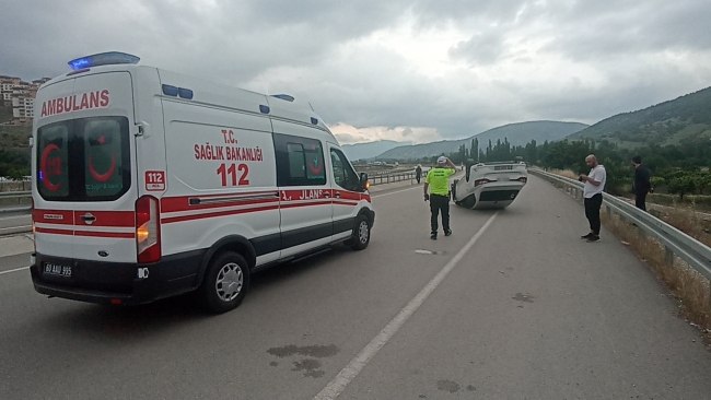 Takla atan araç karşı şeride geçti