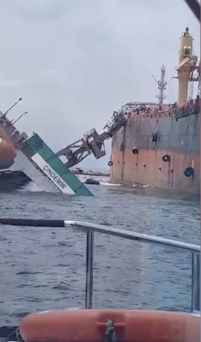 Tuzla'da vinç geminin üzerine devrildi