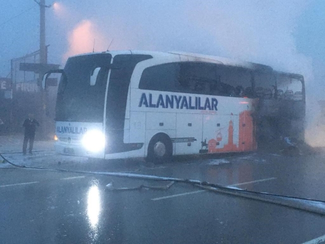 Burdur'da yolcu otobüsü alev topuna döndü