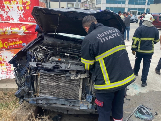 Seyir halindeki tır, otomobile çarparak devrildi: 1 yaralı