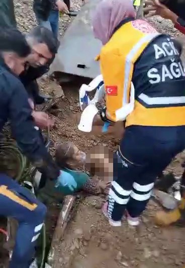 Toprak altında kalan araçta can pazarı yaşandı