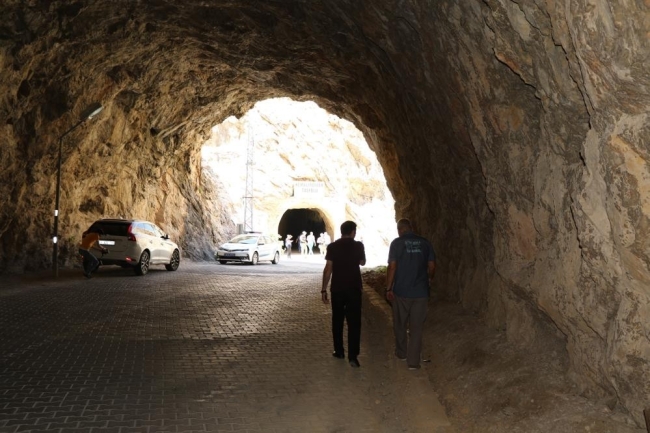 Taş yol kaderine terk edildi