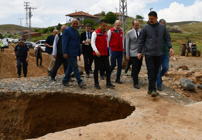 İkinci sel felaketinde köy yolu çöktü