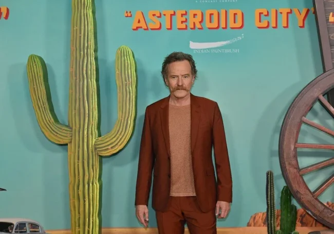 Yıldız kadrolu "Asteroit Şehir" filminin prömiyerinde şıklık yarışı