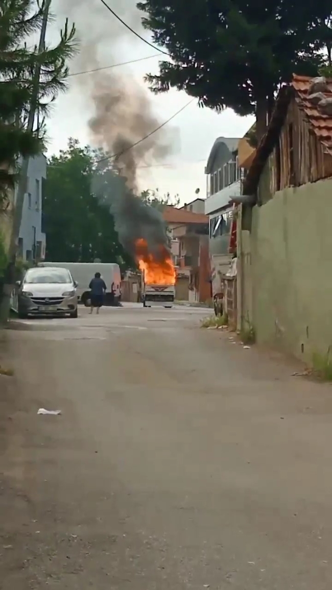 Bursa'da çocukların torpil attıkları kamyonet alev alev yandı