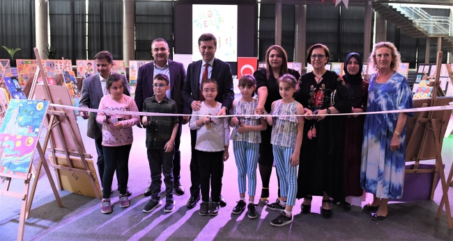 Bursa'da minik ressamlar yaptıkları resimlerle hayran bıraktı