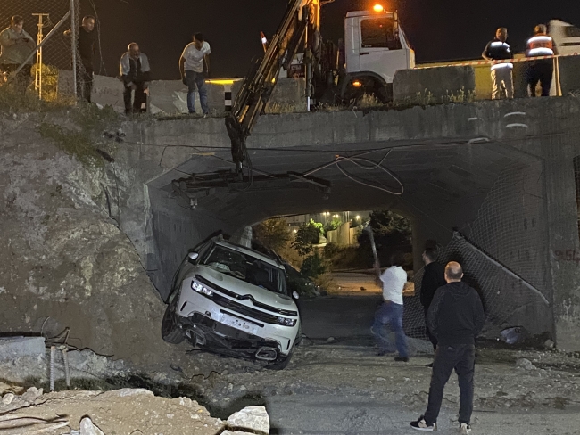 Şantiye alanından geçen araç çukura düştü