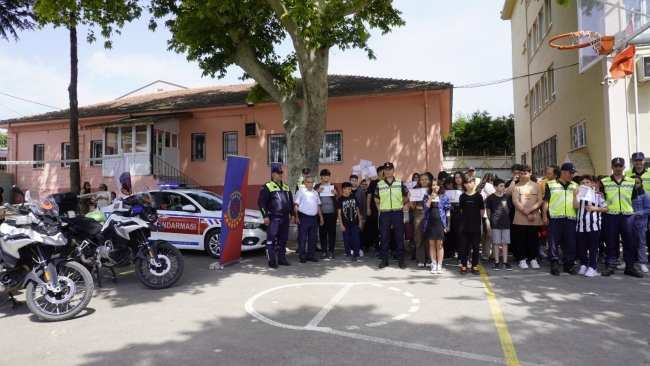 Bursa'da Jandarma'dan önce ders sonra hediye