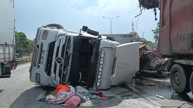 Kocaeli'de hurda yüklü tır devrildi