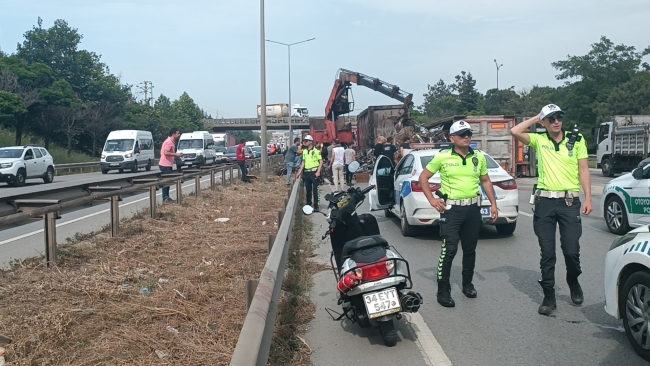 Kocaeli'de hurda yüklü tır devrildi
