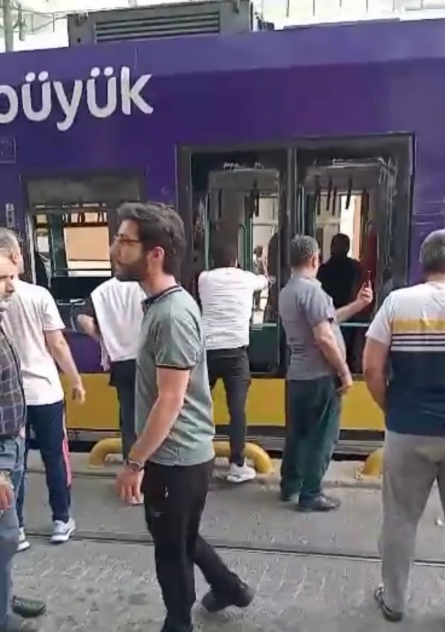 Tramvay kamyonun dorsesine çarptı 