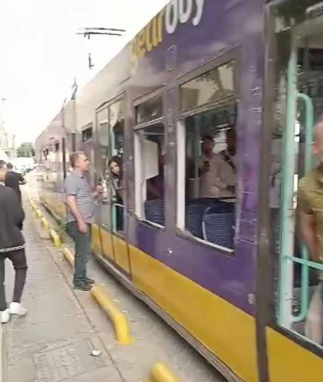 Tramvay kamyonun dorsesine çarptı 