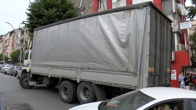 Tramvay kamyonun dorsesine çarptı 