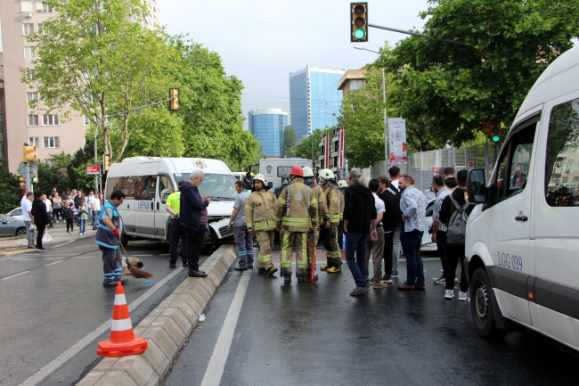 İstanbul'da servis minibüsü otomobile çarptı