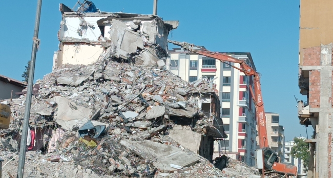 Ağır hasarlı bina yıkım sırasında çöktü