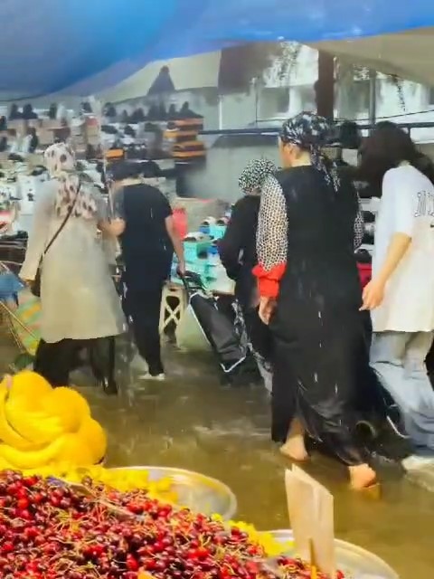İnegöl'de sağanak hayatı felç etti!