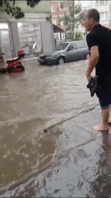 İnegöl'de sağanak hayatı felç etti!
