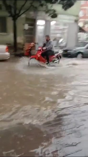 İnegöl'de sağanak hayatı felç etti!