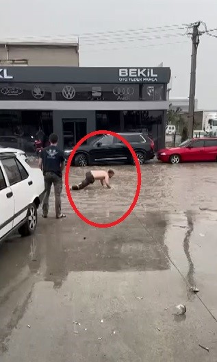 Bursa'da yollar göle döndü! Olta atıp malzeme aradı