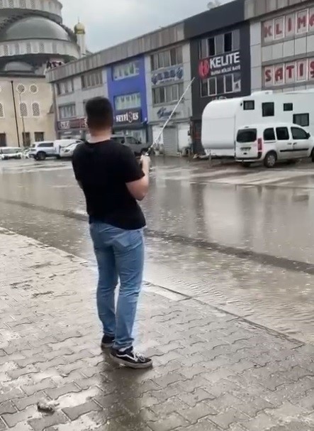 Bursa'da yollar göle döndü! Olta atıp malzeme aradı