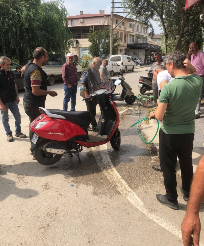 Bursa'da motosikletin içinden 1 metrelik yılan çıktı