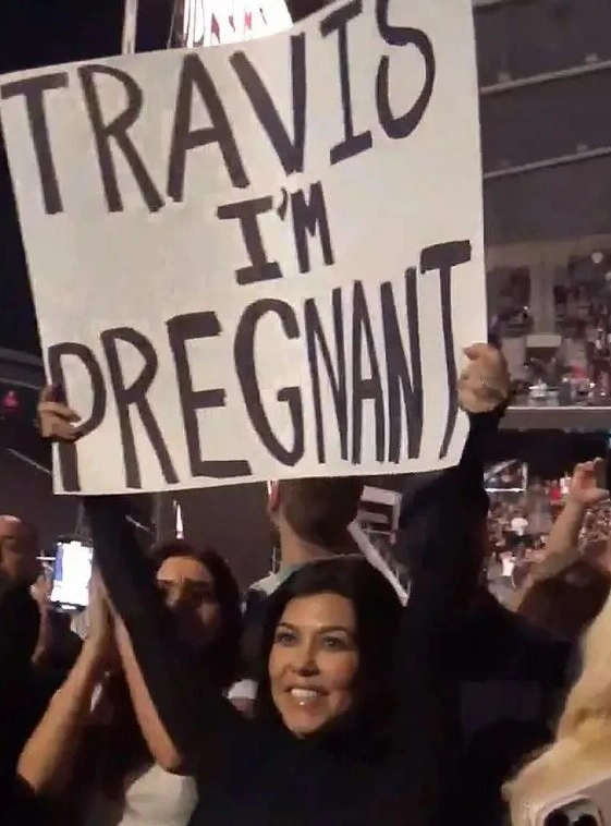 Kourtney Kardashian'dan "Ben hamileyim" pankartı