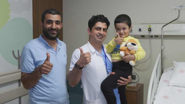 Örümcek Adam'a özenip 5. kattan atladı!