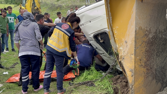 Hafriyat kamyonu şarampole devrildi