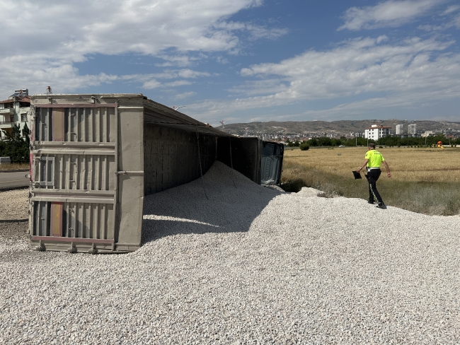 Elazığ'da mıcır yüklü tır devrildi: 1 yaralı