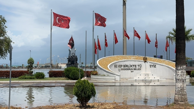 İskenderun'da fırtınada sahil şeridini su bastı