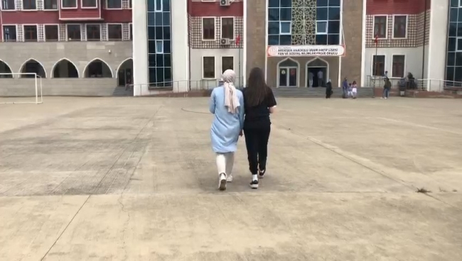 Anne kız aynı okulda sınava girdiler