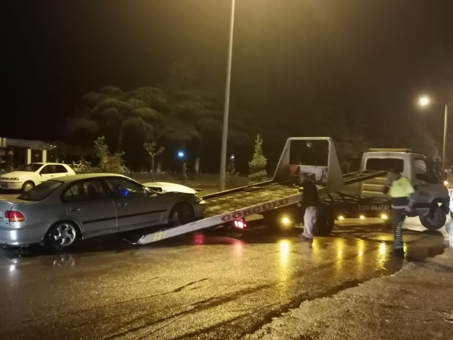 Alkollü sürücü refüje çıkarak durabildi