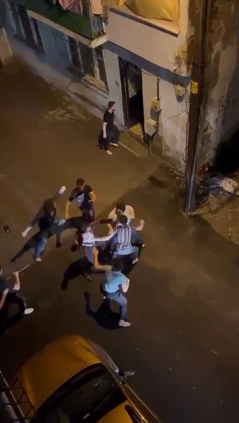 Bursa'da sokak ortasında birbirlerine sopalarla saldırdılar