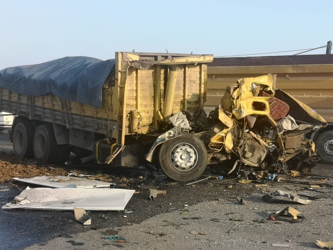 Yolcu otobüsü TIR'a çarptı: 1 ölü, 28 yaralı