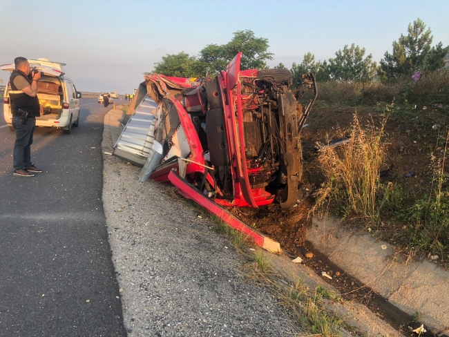 TIR ile otobüs kafa kafaya çarpıştı: 2 ölü, 20 yaralı