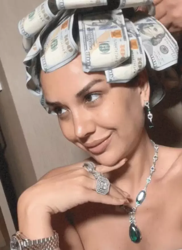 Saçına dolar takıp gezdi! Sosyal medyanın diline düştü