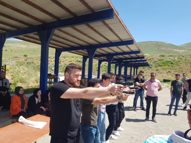Öğrencilere atış eğitimi