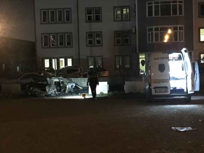 Yanan otomobili bırakıp kaçtı