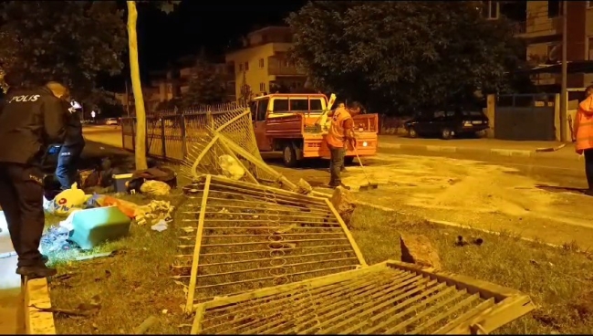 Kontrolden çıkan araç bariyerlere çarparak takla attı