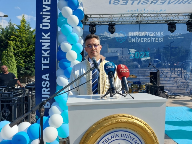 Bursa Teknik Üniversitesi'nde mezuniyet coşkusu