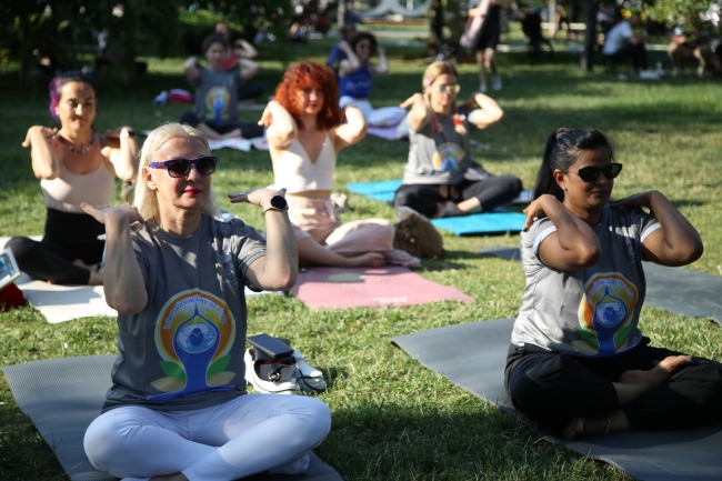 Yoga tutkunları Nilüfer’de buluştu