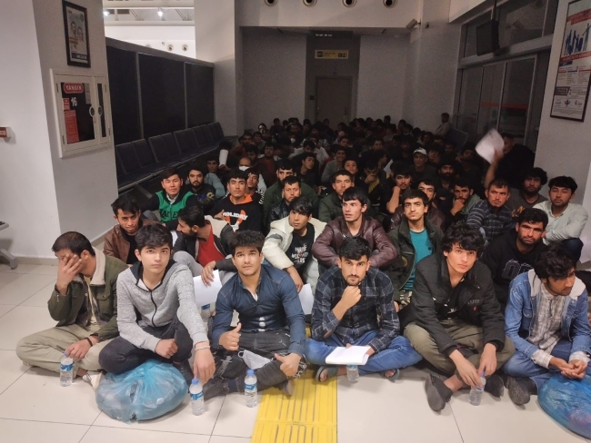 229 kaçak göçmen ülkelerine gönderildi