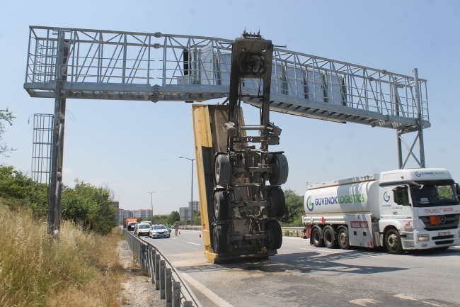 Damperi açılan kamyon havada asılı kaldı