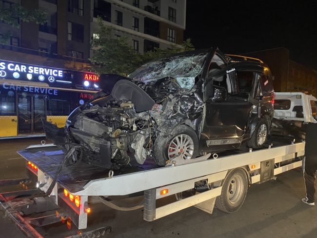 Kontrolünü kaybeden sürücü İETT otobüsüne çarptı