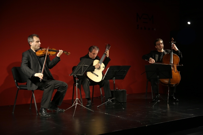 Keman ve çellonun gitarla buluştuğu konser