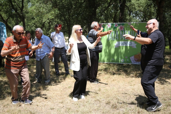 Güle oynaya yaza merhaba