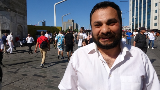 Sıcaktan bunalan vatandaşlar şemsiye ile gezdi
