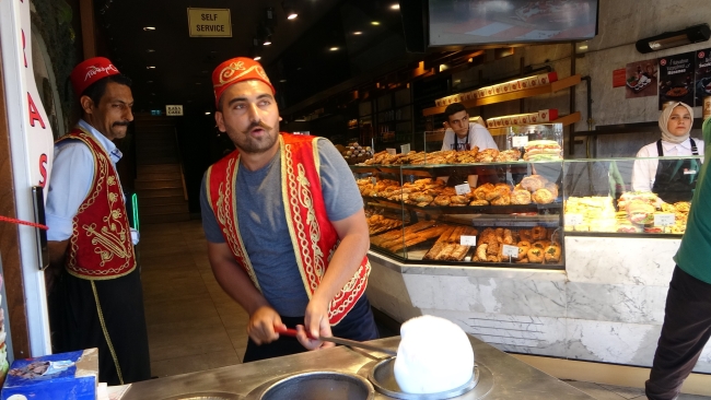 Sıcaktan bunalan vatandaşlar şemsiye ile gezdi