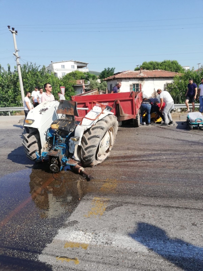 Servis otobüsüyle traktör çarpıştı: 6 yaralı